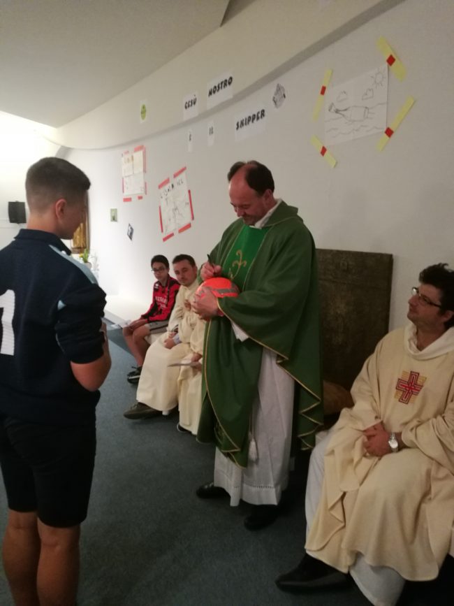 Il rettore don Gustavo durante una celebrazione